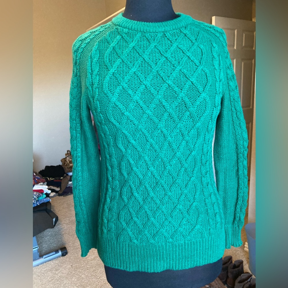 Old Navy green cable knit, crew neck sweater, size XS